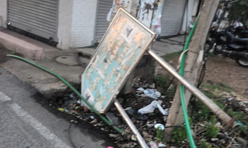 பெயர் பலகை சேதம்