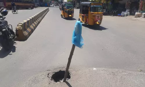 சாலையில் பள்ளம்