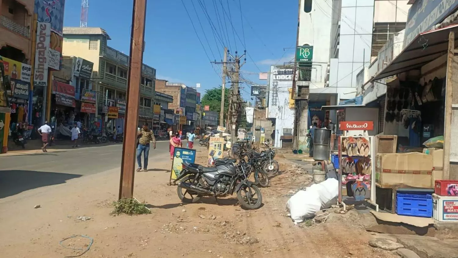 சாலையின் நடுவே மின்கம்பம்