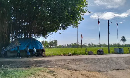 பயணிகள் நிழற்குடை அமைப்பது அவசியம் பயணிகள் நிழற்குடை அமைப்பது அவசியம்