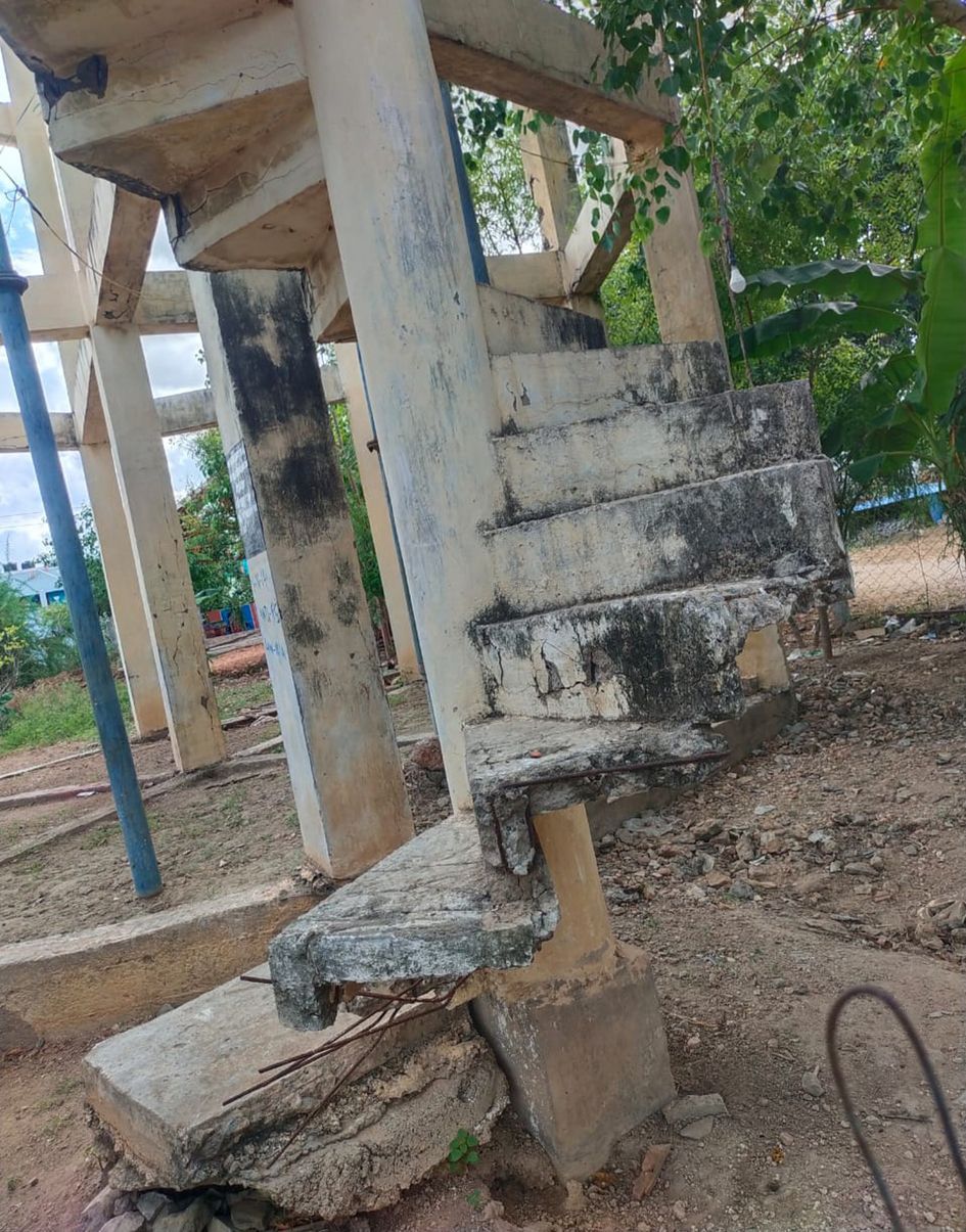 குடிநீர் தொட்டி சேதம் குடிநீர் தொட்டி சேதம்