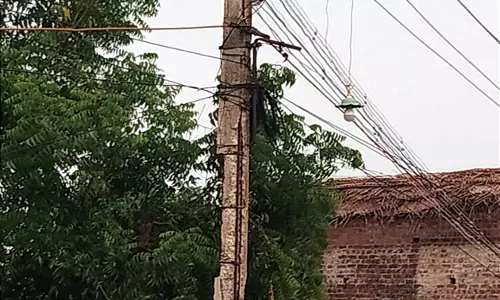 ஆபத்தான மின்கம்பங்கள்