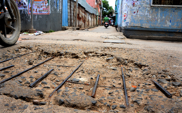 சேதம் அடைந்த சிமெண்டு சிலாப் சேதம் அடைந்த சிமெண்டு சிலாப்