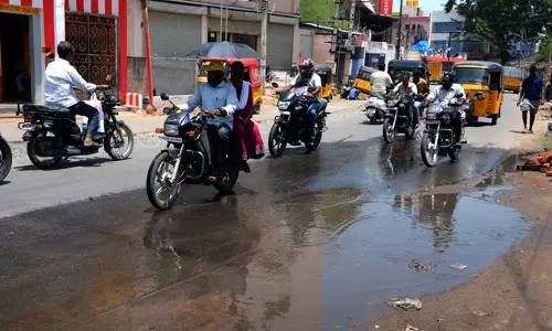 வீணாகும் குடிநீர் வீணாகும் குடிநீர்