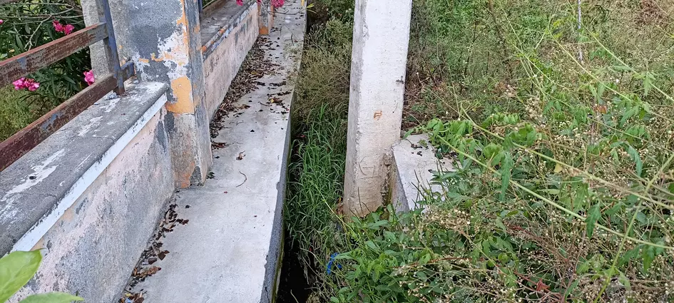 கால்வாய் நடுவில் மின்கம்பம்