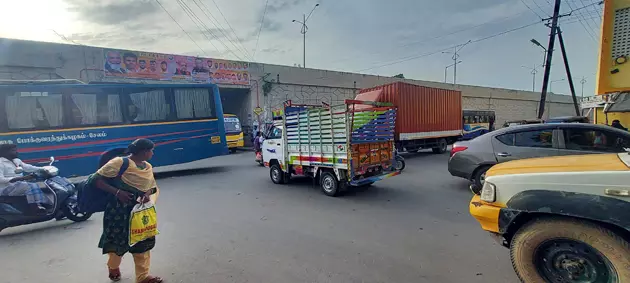 தாறுமாறாக நிறுத்தப்படும் வாகனங்களால் விபத்து