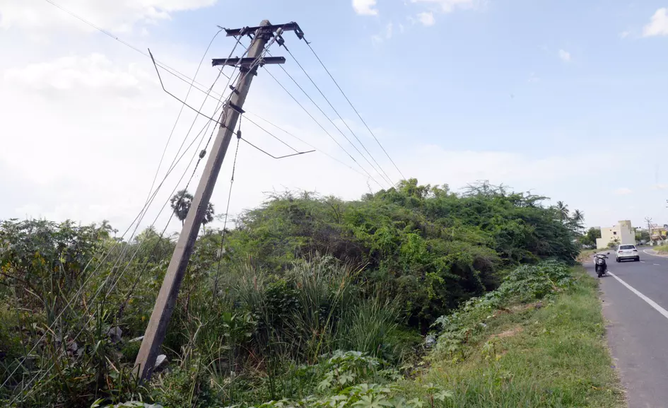 சாய்ந்த மின் கம்பம் சாய்ந்த மின் கம்பம்