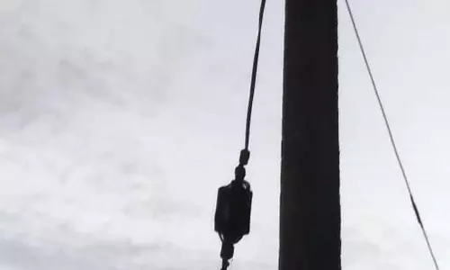 மின்விளக்கு இல்லாத மின்கம்பம்