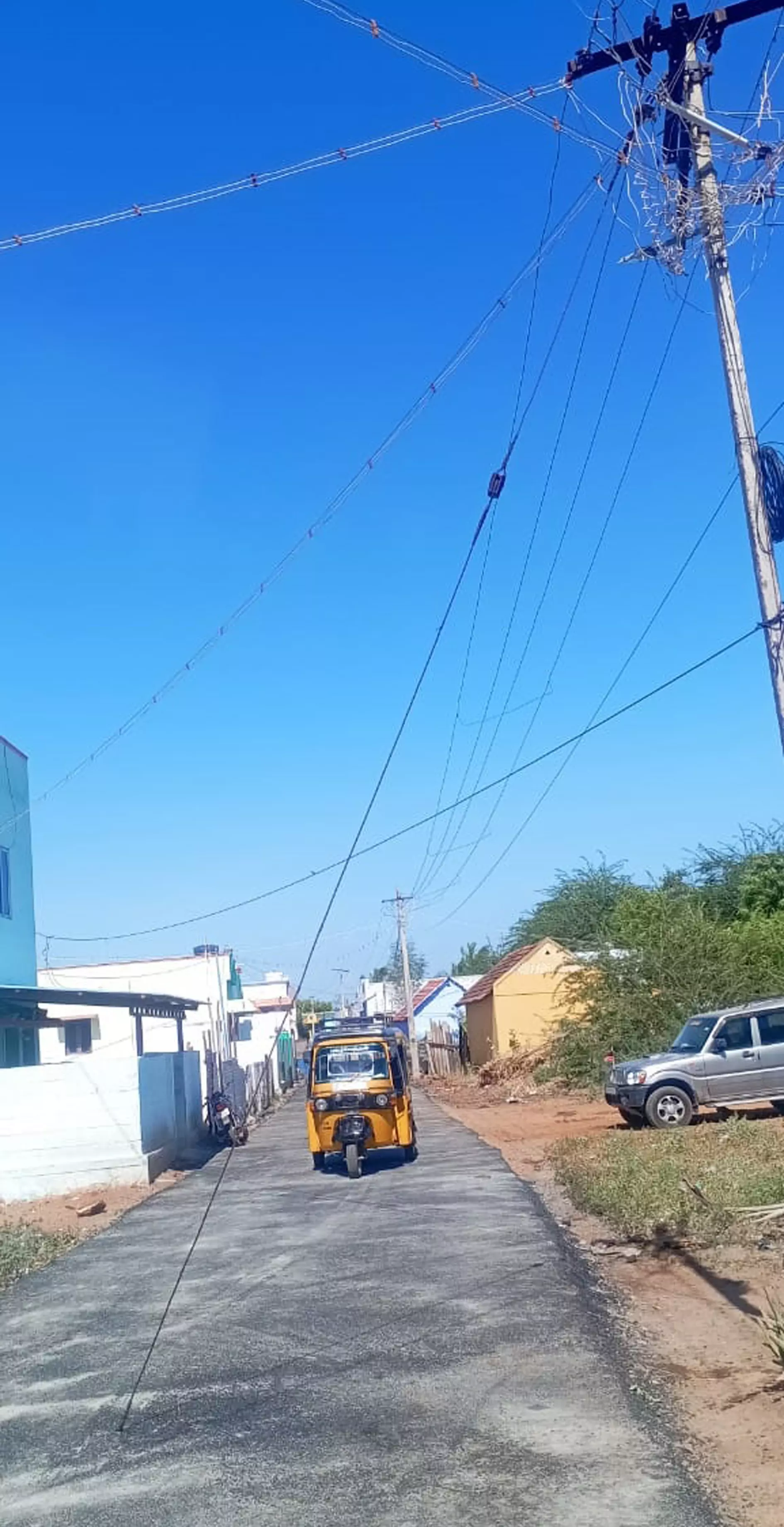 சாலையின் நடுவே மின் ஸ்டே ஒயர் சாலையின் நடுவே மின் ஸ்டே ஒயர்