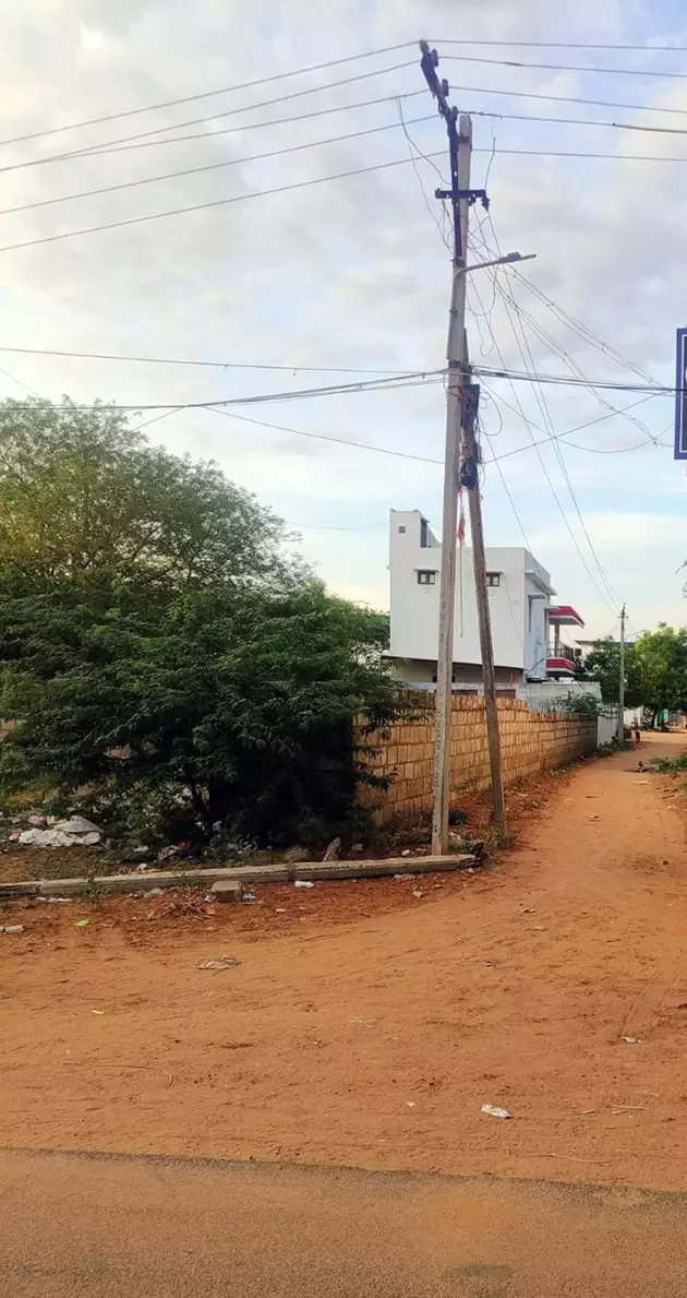 சாலையில் இடையூறான மின்கம்பம்