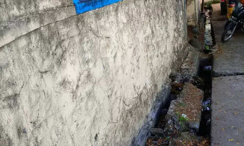 சேதமடைந்த கழிவுநீர் ஓடை