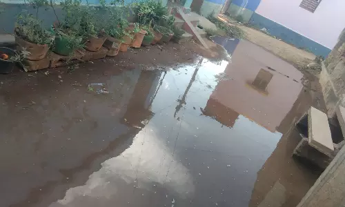 தெருவில் தேங்கிய கழிவுநீர்