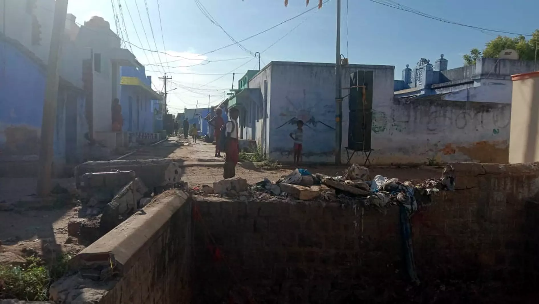 தடுப்புச்சுவர் இல்லாத கிணறு