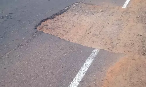 சாலையில் ஆபத்தான பள்ளம்