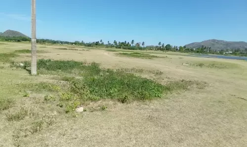 கால்வாயை தூர்வாரி ஏரியில் தண்ணீர் நிரப்ப வேண்டும்