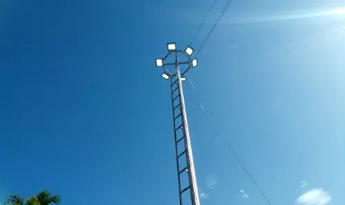 பகலில் எரியும் மின்விளக்குகள்