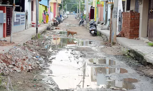 சீரமைக்கப்படாத சாலை சீரமைக்கப்படாத சாலை