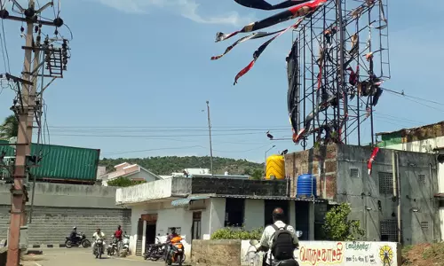 ஆபத்தான நிலையில் விளம்பர பலகை ஆபத்தான நிலையில் விளம்பர பலகை