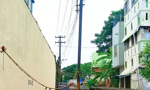 சாலையின் நடுவே மின்கம்பம் சாலையின் நடுவே மின்கம்பம்