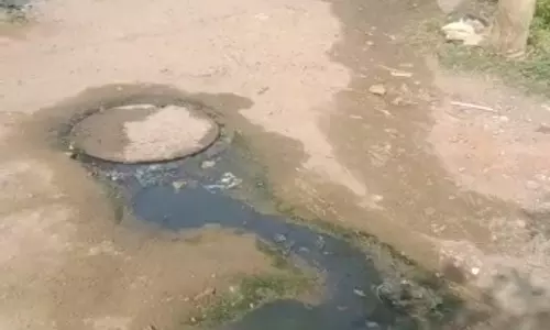 பாதாள சாக்கடையில் உடைப்பு பாதாள சாக்கடையில் உடைப்பு