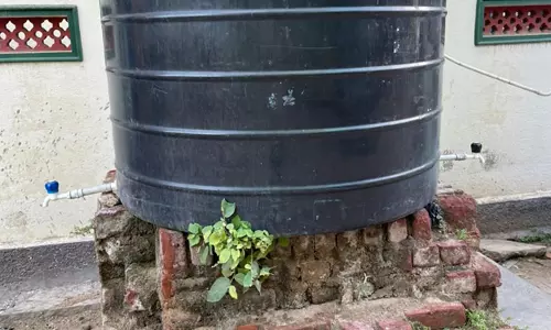 குடிநீர் தொட்டியின் கீழ் பகுதி சேதம் குடிநீர் தொட்டியின் கீழ் பகுதி சேதம்