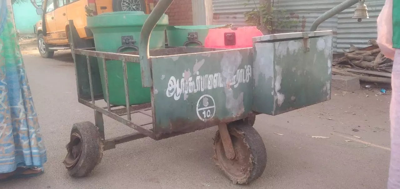 குப்பை அள்ளும் வாகனம் சேதம்