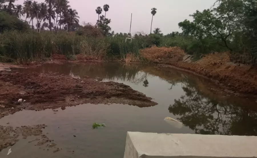 குடியிருப்பு பகுதிகளுக்குள் புகும் தண்ணீர்