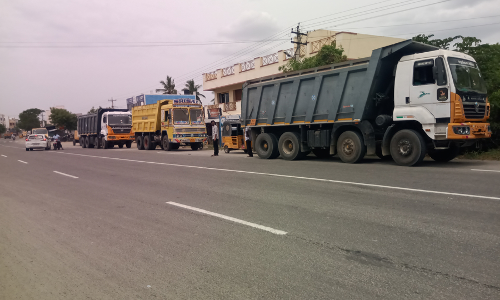 சாலையோரத்தில் நிறுத்தப்படும் லாரிகள்