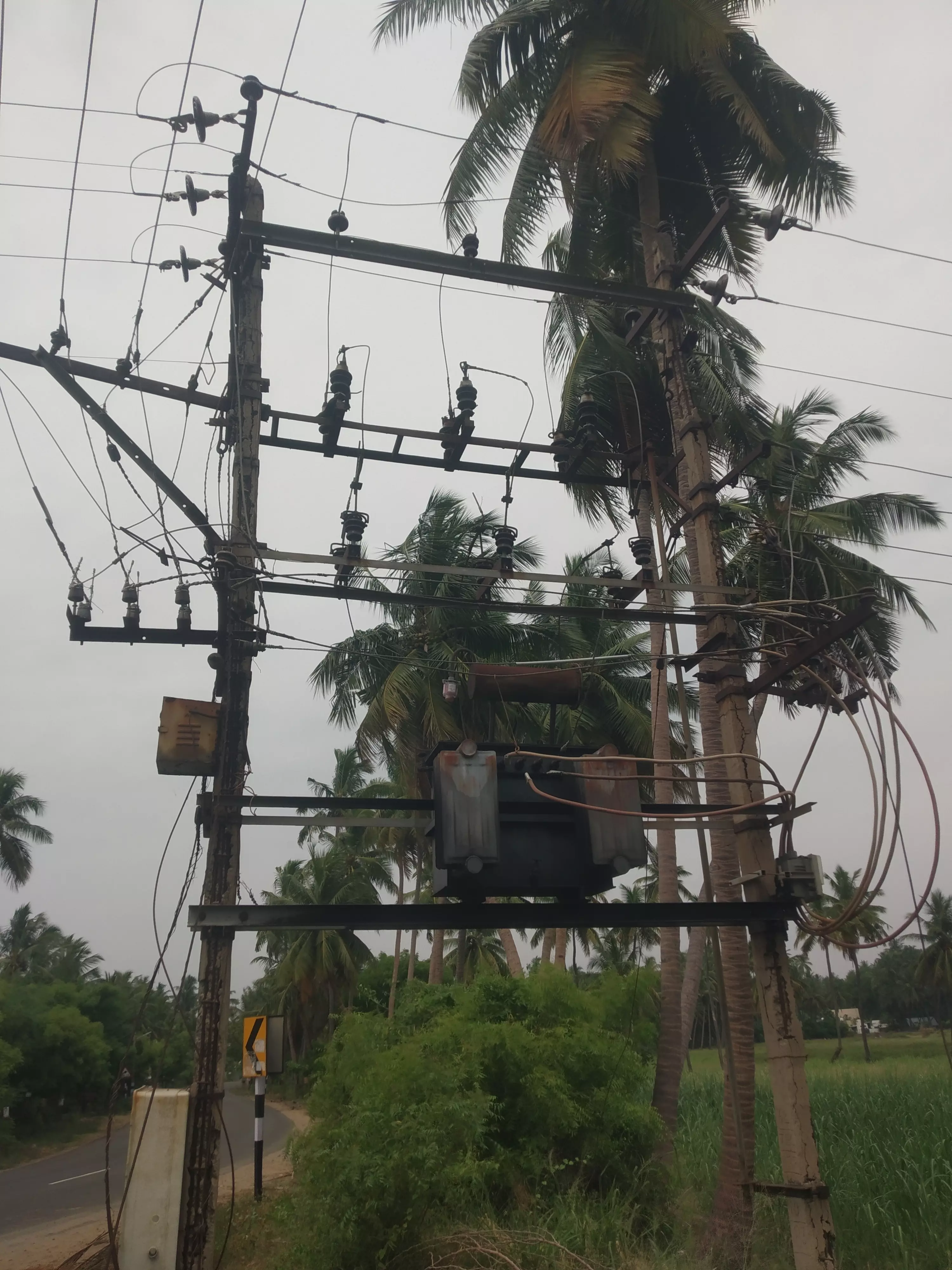 மின்கம்பம் சரி செய்யப்படுமா?