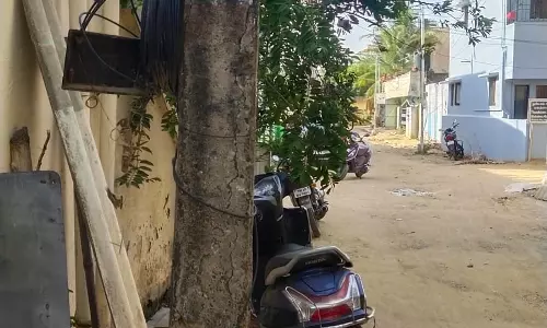 பழுதடைந்த மின்கம்பம்