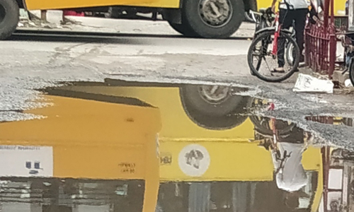 தெருக்களில் தேங்கும் மழைநீரால் அவதி