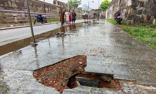 நடைபாதையில் பள்ளம்