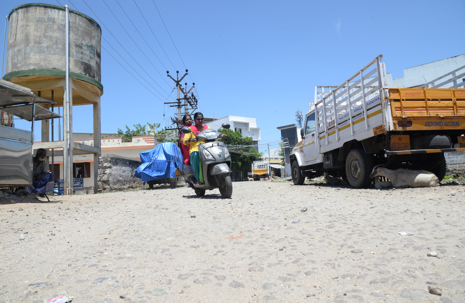 குண்டும்-குழியுமான ரோடு குண்டும்-குழியுமான ரோடு