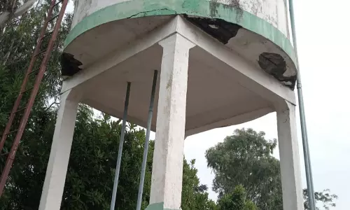 ஆபத்தான குடிநீர் தொட்டி