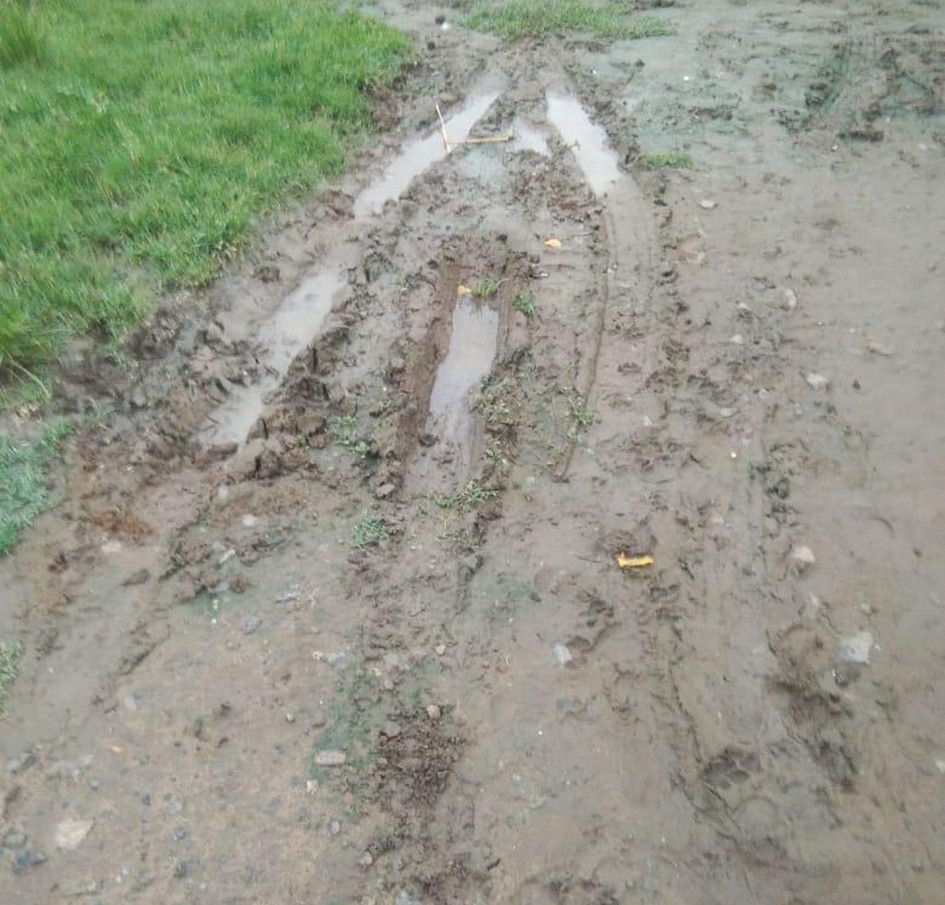 சேறும், சகதியுமான சாலை