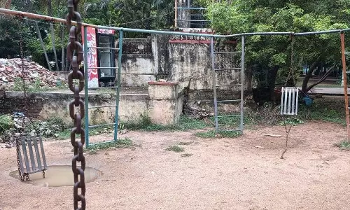 பூங்காவில் விளையாட்டு உபகரணங்கள் சேதம் பூங்காவில் விளையாட்டு உபகரணங்கள் சேதம்