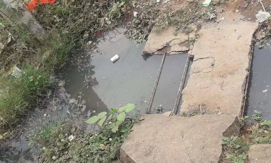 தூர்வாரப்படாத சாக்கடை கால்வாய் தூர்வாரப்படாத சாக்கடை கால்வாய்