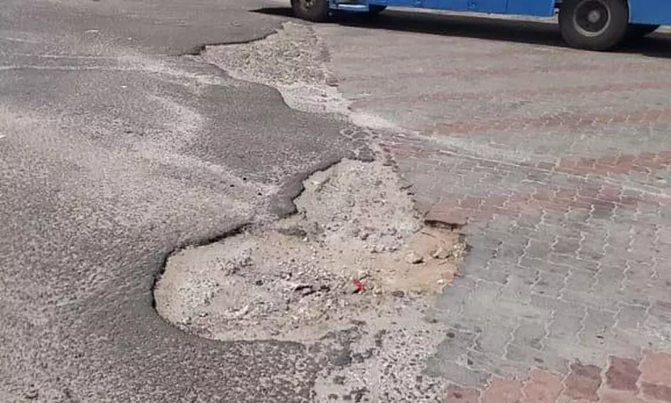 பள்ளம், மேடாக மாறிய சாலை பள்ளம், மேடாக மாறிய சாலை