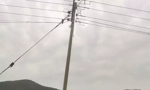 பாதுகாப்பின்றி பொருத்தப்பட்ட மின் விளக்கு பாதுகாப்பின்றி பொருத்தப்பட்ட மின் விளக்கு