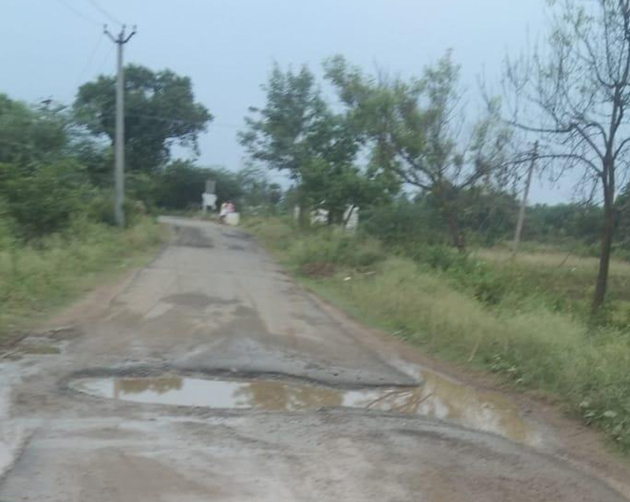 சாலையின் நடுவே பள்ளம் சாலையின் நடுவே பள்ளம்