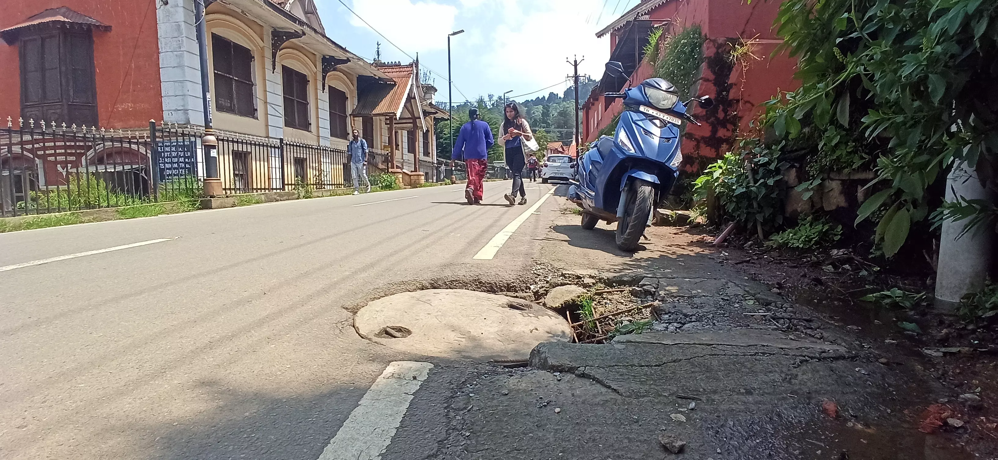 உடைந்து கிடக்கும் கால்வாய் மூடி உடைந்து கிடக்கும் கால்வாய் மூடி