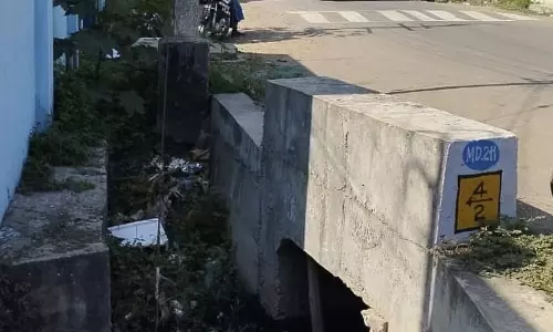 தேங்கிய கழிவுநீரால் பள்ளி மாணவர்கள் அவதி