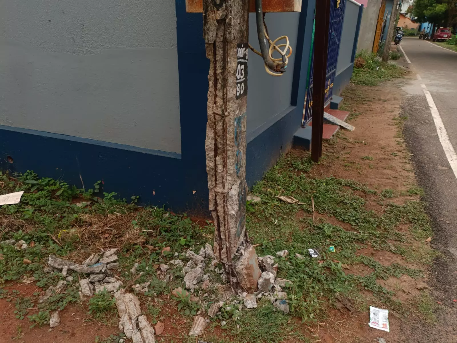 மின்கம்பம் சீரமைக்கப்படுமா? மின்கம்பம் சீரமைக்கப்படுமா?