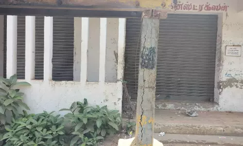 சேதமடைந்த மின்கம்பம்