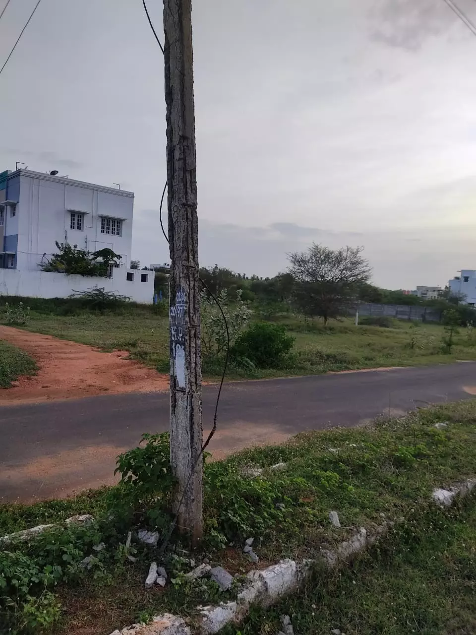 ஆபத்தான மின்கம்பம் ஆபத்தான மின்கம்பம்