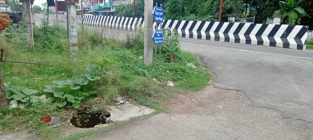 சாலையோரம் ஆபத்தான பள்ளம் சாலையோரம் ஆபத்தான பள்ளம்