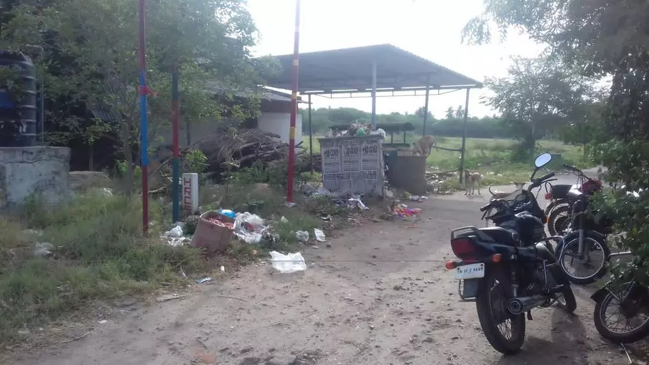 சாலையோரத்தில் கொட்டப்படும் குப்பைகள்