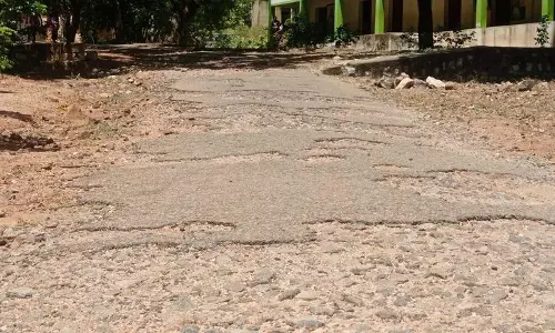 குண்டும், குழியுமான சாலை குண்டும், குழியுமான சாலை