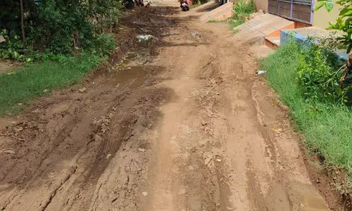 சேறும் சகதியுமான சாலை