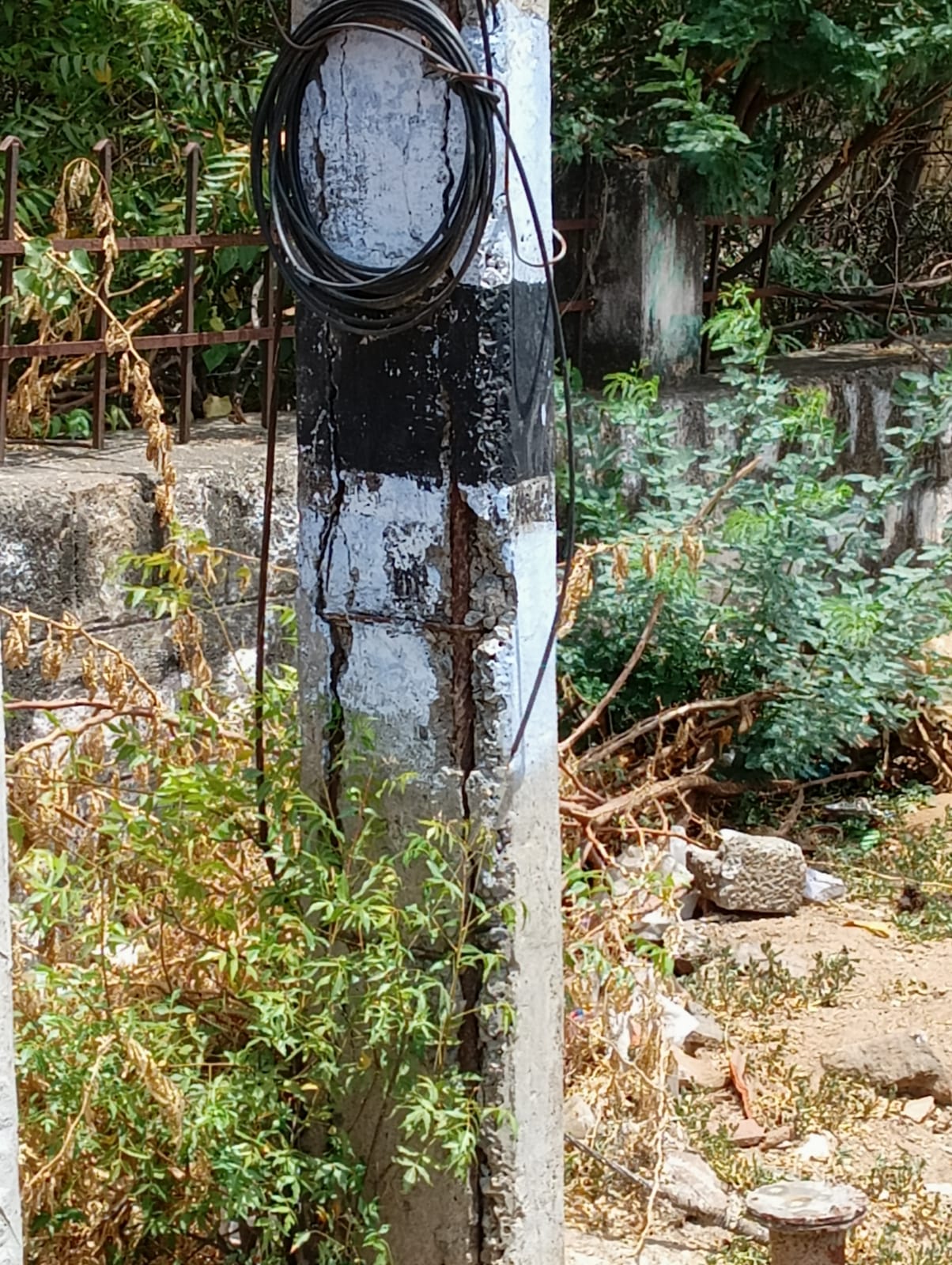 ஆபத்தான மின்கம்பம்